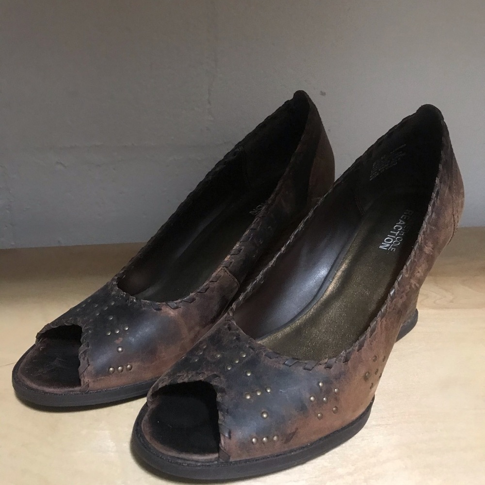 brown leather peep toe wedge w/embellish